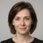 Портрет уверенного бизнесмена компании Дивный Бор на нейтральном фоне для аренды квартир Ривьера